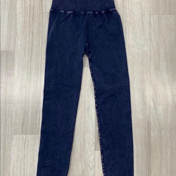 Free People Movement Good Karma Leggings in Dark Washed Navy Size M/L NWOT - Picture 3 of 8